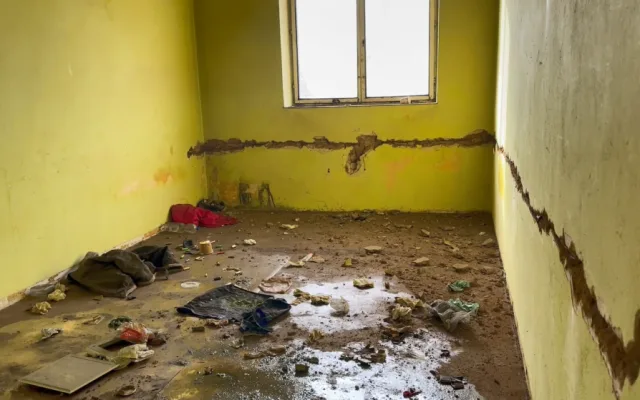 Město zahájilo likvidaci nechvalně proslulého squatu. Poslední bezdomovci ho opouštěli, když už přijely bagry