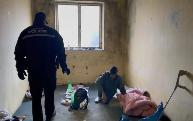 Město zahájilo likvidaci nechvalně proslulého squatu. Poslední bezdomovci ho opouštěli, když už přijely bagry