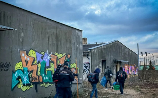 Město zahájilo likvidaci nechvalně proslulého squatu. Poslední bezdomovci ho opouštěli, když už přijely bagry