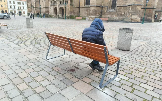 Lavička není postel. Město pořídilo desítky nových lavic se středovou opěrkou, aby se na nich nedalo ležet