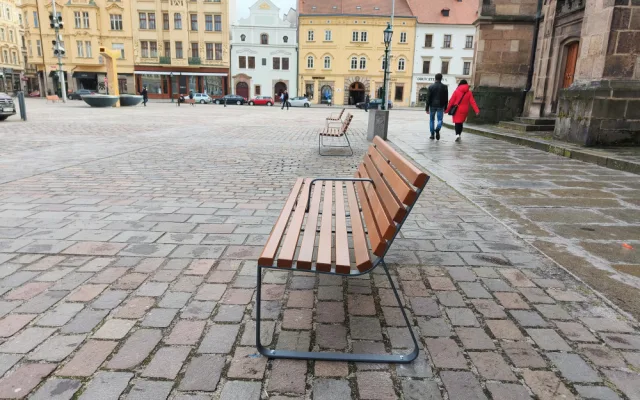 Lavička není postel. Město pořídilo desítky nových lavic se středovou opěrkou, aby se na nich nedalo ležet