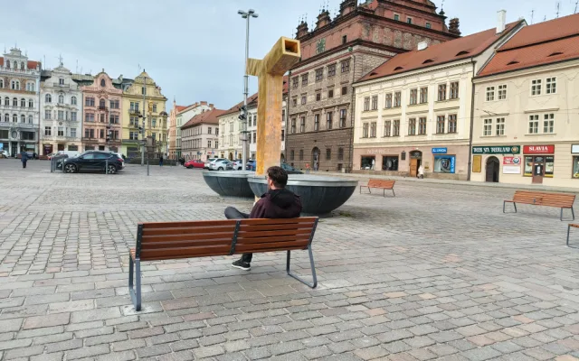 Lavička není postel. Město pořídilo desítky nových lavic se středovou opěrkou, aby se na nich nedalo ležet