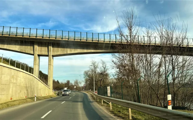 Po Západním okruhu se jezdí už rok a výrazně ulevil dopravě v centru