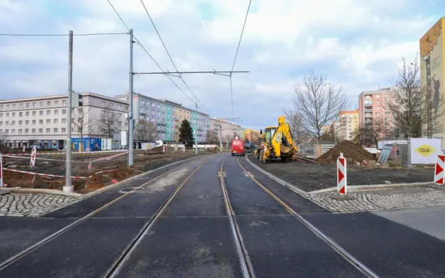 Loni se oprava tramvajové trati na Koterovské týkala zhruba stometrového úseku od OC Galerie Slovany včetně okružní křižovatky na náměstí Generála Píky