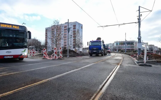 Loni se oprava tramvajové trati na Koterovské týkala zhruba stometrového úseku od OC Galerie Slovany včetně okružní křižovatky na náměstí Generála Píky