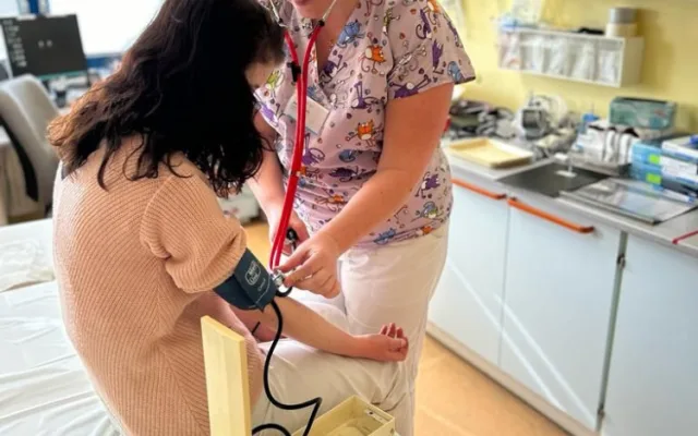 Budoucí zdravotní sestry z Německa vykonávají praxi na pediatrickém oddělení v Domažlické nemocnici