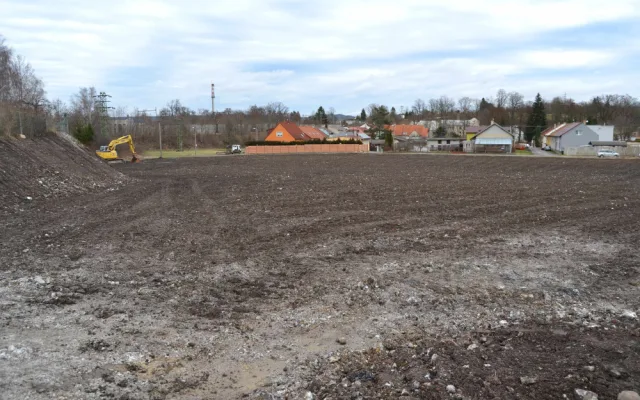 Nenáviděná obří Bílá halda už neexistuje, zmizela po 66 letech snažení. Na místě vyroste 16 rodinných domů