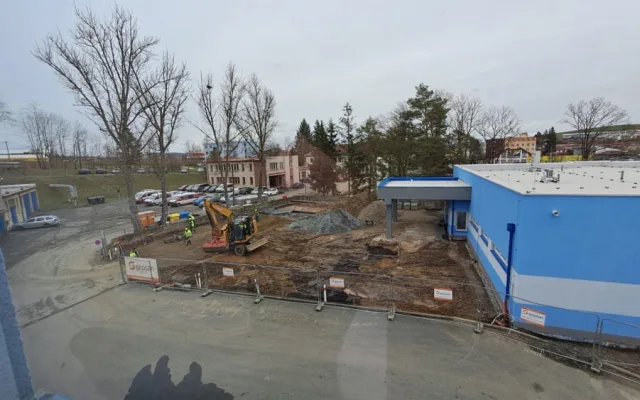 V areálu Klatovské nemocnice už stojí nový pavilon dialýzy. Ještě chybí dodělat plochu před vstupem