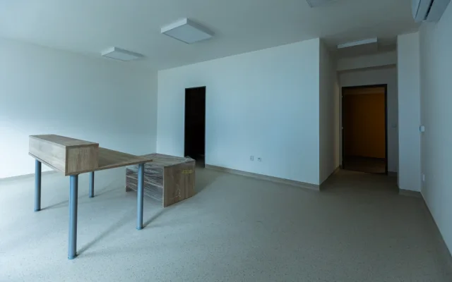 V areálu Klatovské nemocnice už stojí nový pavilon dialýzy. Ještě chybí dodělat plochu před vstupem