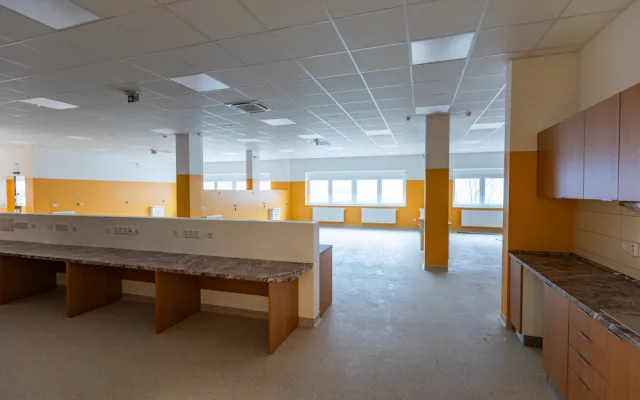 V areálu Klatovské nemocnice už stojí nový pavilon dialýzy. Ještě chybí dodělat plochu před vstupem
