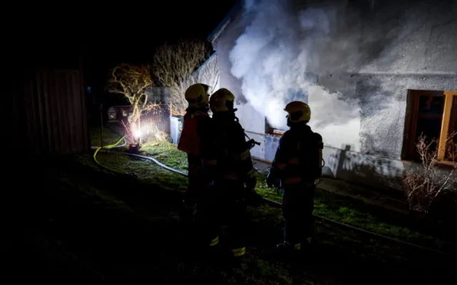 FOTO: Hasiči resuscitovali kočku a z hořícího domu zachránili také králíka