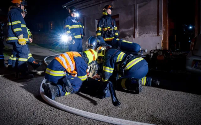 FOTO: Hasiči resuscitovali kočku a z hořícího domu zachránili také králíka