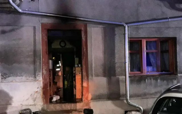 FOTO: Hasiči resuscitovali kočku a z hořícího domu zachránili také králíka