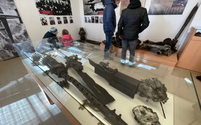 Deset amerických letců zahynulo před 80 lety v sestřeleném bombardéru poblíž Nepomuku. Trosky vystavuje muzeum