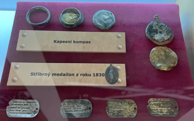 Deset amerických letců zahynulo před 80 lety v sestřeleném bombardéru poblíž Nepomuku. Trosky vystavuje muzeum