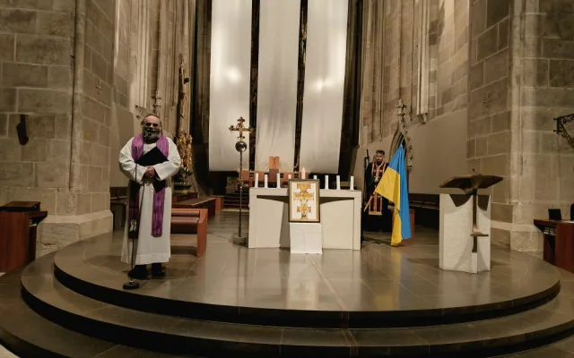 Zaplněná katedrála sv. Bartoloměje v Plzni se modlila za Ukrajinu, dorazili lidé všech generací