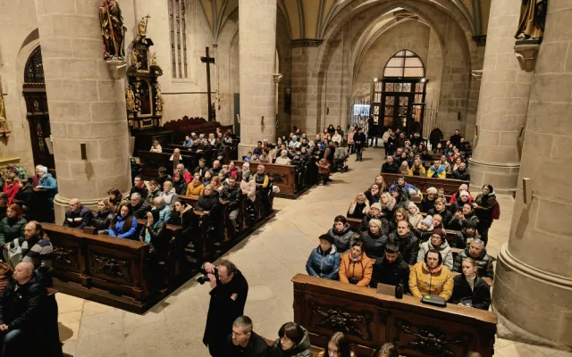 Zaplněná katedrála sv. Bartoloměje v Plzni se modlila za Ukrajinu, dorazili lidé všech generací