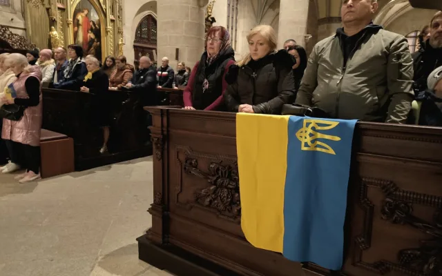 Zaplněná katedrála sv. Bartoloměje v Plzni se modlila za Ukrajinu, dorazili lidé všech generací