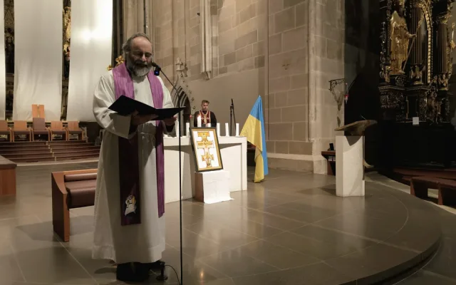 Zaplněná katedrála sv. Bartoloměje v Plzni se modlila za Ukrajinu, dorazili lidé všech generací