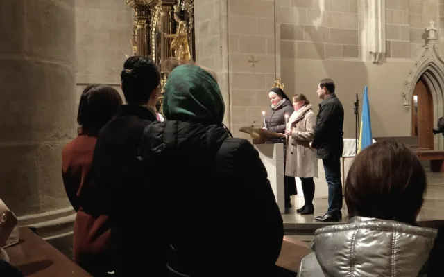 Zaplněná katedrála sv. Bartoloměje v Plzni se modlila za Ukrajinu, dorazili lidé všech generací