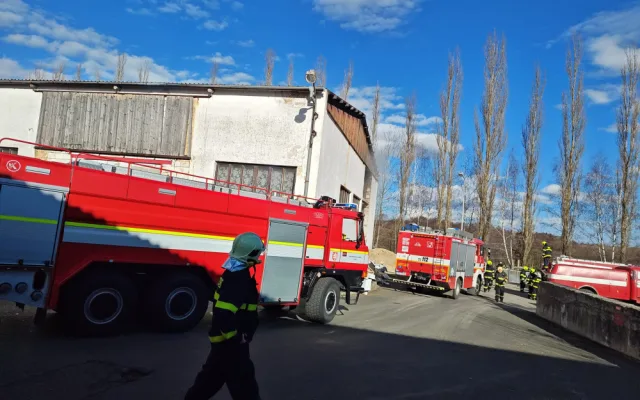 Linku na výrobu peletek zachvátil požár, oheň se díky dřevnímu prachu rychle šířil