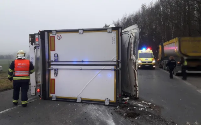 Na bok se převrátil kamion s návěsem převážející náklad masa. Řidič havarovaného vozidla utrpěl zranění
