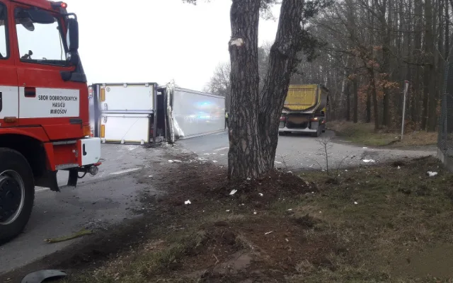 Na bok se převrátil kamion s návěsem převážející náklad masa. Řidič havarovaného vozidla utrpěl zranění