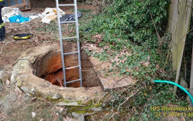 Senior spadl do hluboké studny a byl po prsa v ledové vodě, vysvobodit ho museli hasiči