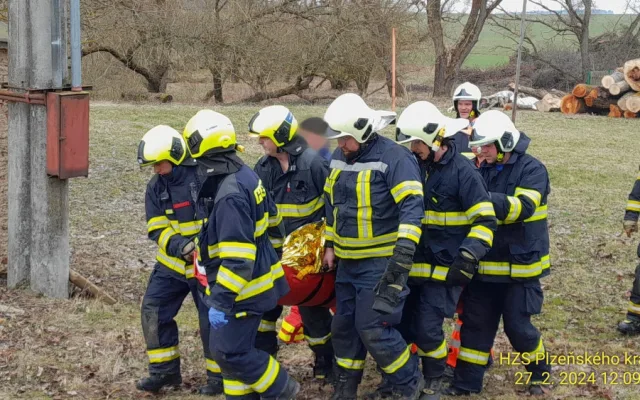 Senior spadl do hluboké studny a byl po prsa v ledové vodě, vysvobodit ho museli hasiči