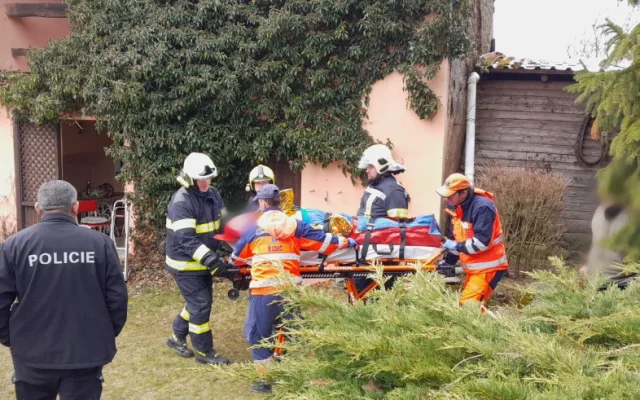 Senior spadl do hluboké studny a byl po prsa v ledové vodě, vysvobodit ho museli hasiči