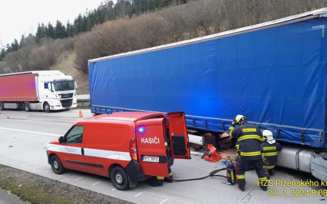Řidič kamionu usnul za jízdy na dálnici D5. Narazil do návěsu kamionu, který jel před ním
