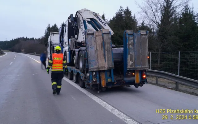 Řidič kamionu usnul za jízdy na dálnici D5. Narazil do návěsu kamionu, který jel před ním