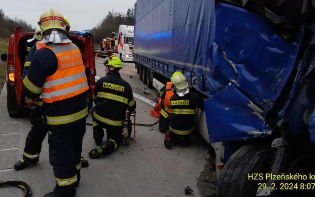 Řidič kamionu usnul za jízdy na dálnici D5. Narazil do návěsu kamionu, který jel před ním