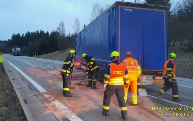 Řidič kamionu usnul za jízdy na dálnici D5. Narazil do návěsu kamionu, který jel před ním