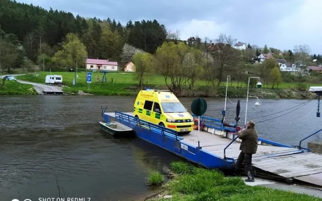 Slavný přívoz přes Berounku v Darové je v provozu celoročně. Převeze dva osobáky nebo auto do osmi tun
