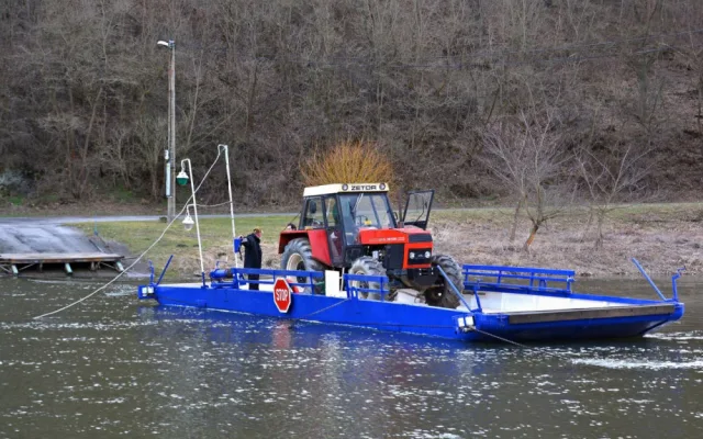 Slavný přívoz přes Berounku v Darové je v provozu celoročně. Převeze dva osobáky nebo auto do osmi tun