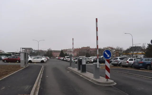 Bezplatnému parkování pod autobusovým nádražím odzvonilo. Nově tam začíná platit systém P+G