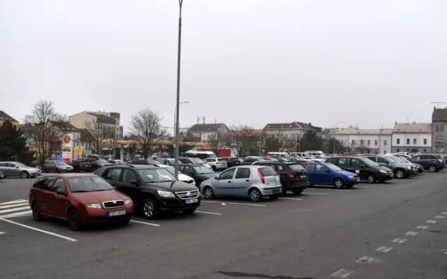 Bezplatnému parkování pod autobusovým nádražím odzvonilo. Nově tam začíná platit systém P+G