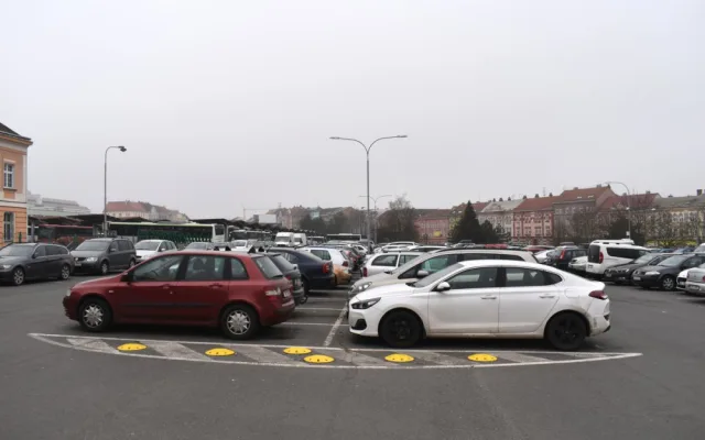 Bezplatnému parkování pod autobusovým nádražím odzvonilo. Nově tam začíná platit systém P+G