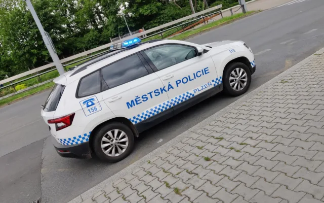 Dva bezdomovci si postavili ležení z bezpečnostních zábran na náměstí, sušili tam prádlo a rozdělávali oheň