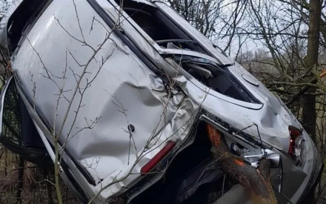 Tento automobil se při jiné nehodě doslova napíchl na strom