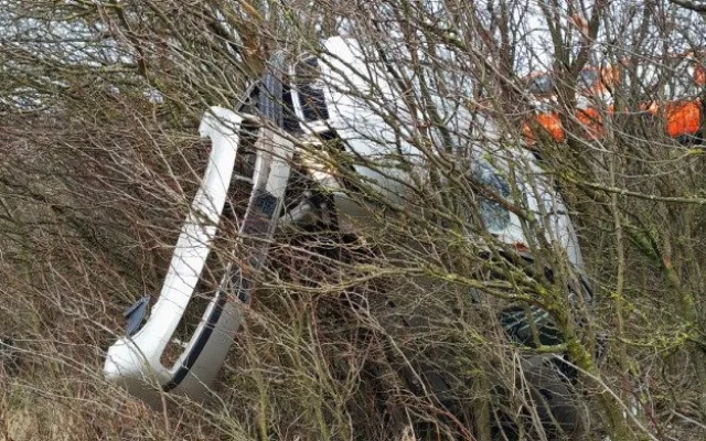 Tento automobil se při jiné nehodě doslova napíchl na strom