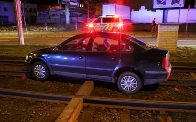 V tramvajovém kolejišti uvízl v minulosti nejeden řidič.