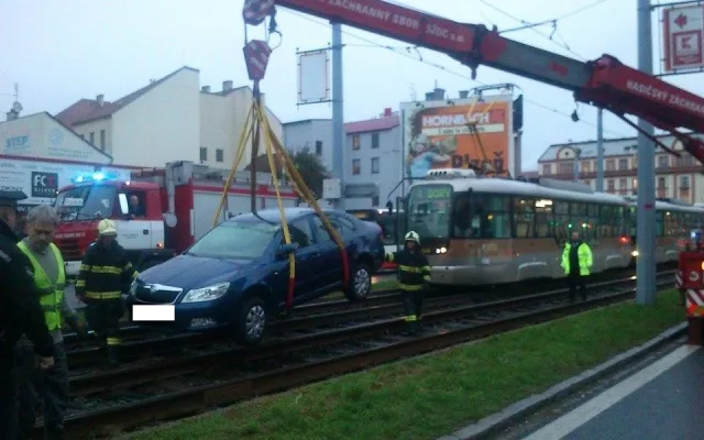 V tramvajovém kolejišti uvízl v minulosti nejeden řidič.