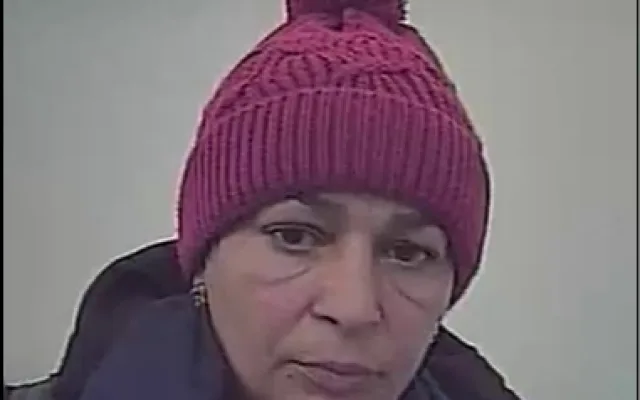 Seniorku s chodítkem okradli nedaleko obchodu, policie by ráda hovořila s ženou na fotografiích