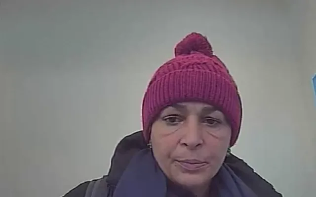 Seniorku s chodítkem okradli nedaleko obchodu, policie by ráda hovořila s ženou na fotografiích