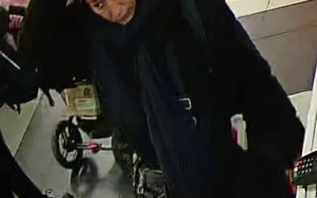 Seniorku s chodítkem okradli nedaleko obchodu, policie by ráda hovořila s ženou na fotografiích