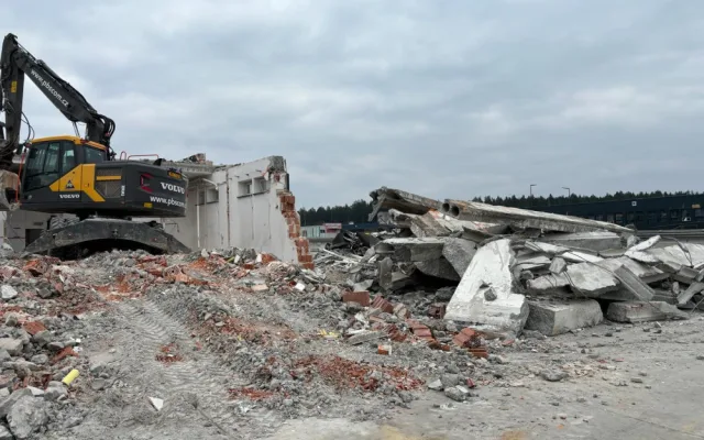 Ikonickou celnici na dálničním přechodu Rozvadov začaly demolovat bagry. Rozšíří se odpočívka pro vozidla