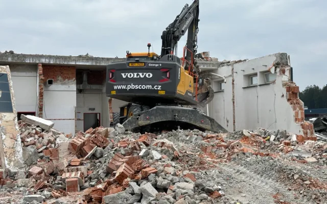 Ikonickou celnici na dálničním přechodu Rozvadov začaly demolovat bagry. Rozšíří se odpočívka pro vozidla