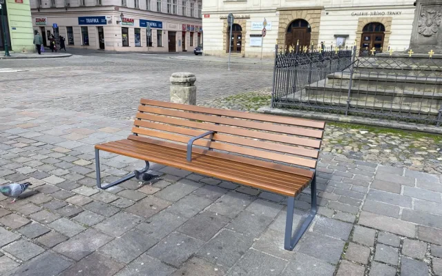 Na nových lavičkách se moc spát nedá a nejdou ani přemístit. Město mění i odpadkové koše